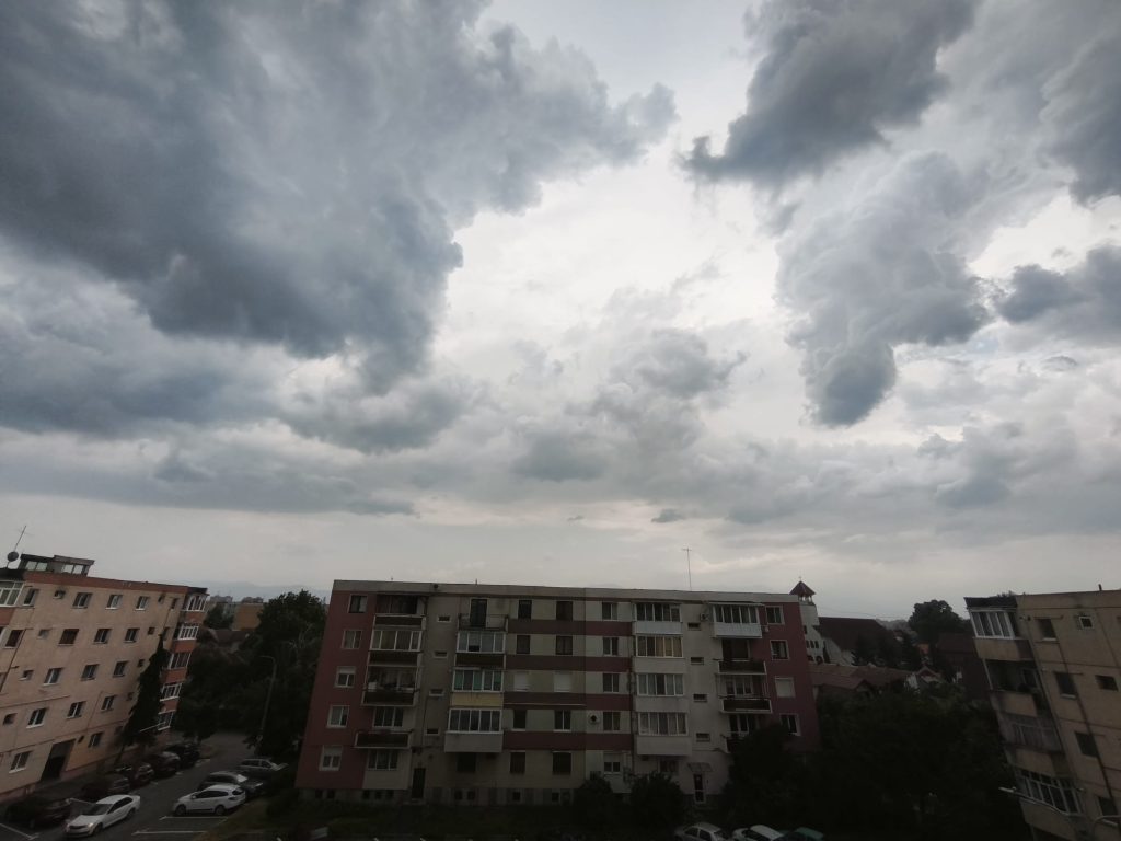 Vine frigul! Temperaturile scad cu până la 15 grade de săptămâna viitoare Ploi, vânt, lapoviță și ninsori la munte